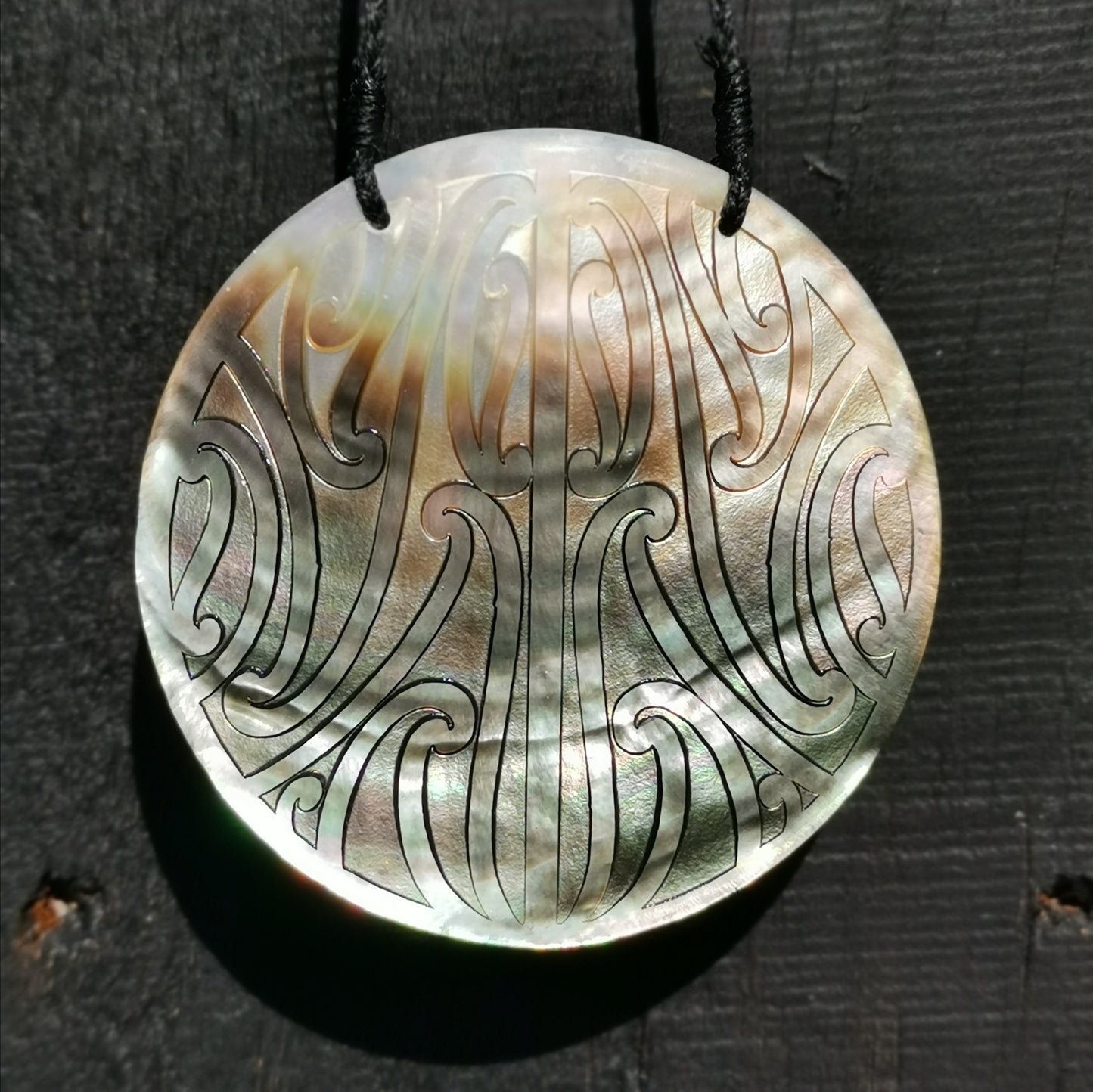 Black Mother of Pearl Pendant - Puhoro - 70mm (sml)